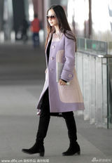 组图：baby紫粉拼色衣时尚俏丽 大方任拍心情靓