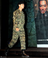 高清组图：李准基朱智勋演音乐剧 穿军装亮相显帅气