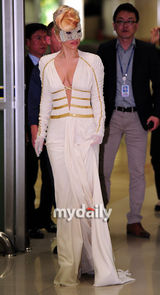 组图：LADY GAGA抵达韩国金浦机场 性感白裙优雅