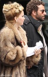 组图：奥斯卡新科影后劳伦斯片场低胸现豪乳