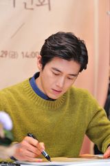 高清组图：韩星高洙休闲装亮相签名会干练绅士