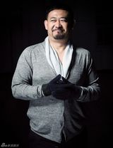 组图：姜武写真登《男人装》 称女儿远比奖杯重要