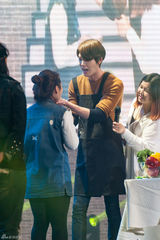 组图：金宇彬见面会展歌喉 穿围裙做料理