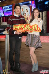 组图：安心亚蓝正龙电影院客串店长 宣传新片