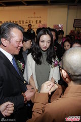 组图：汤唯香港支持父亲画展