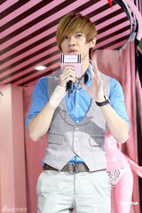 组图：男星唐禹哲代言秀粉色内裤 现场比划试穿