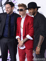 组图：比伯捧场《信仰比伯》首映 当众献吻妈妈