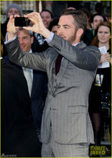 组图：《星际迷航2》伦敦首映 卷福大笑