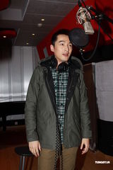 组图：胡歌为追女孩学唱歌 自曝是忘词大王