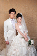 组图：吴尊刘梓妍曝光婚纱剧照 二人相依甜美十足