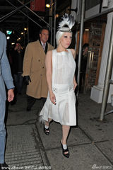 组图：LadyGaga复古镂空裙现身 羽毛发箍秀美背