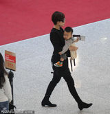 组图：辣妈孙俪黑超帅气现身机场 干练照顾宝宝