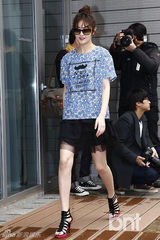 组图：金莎朗秀智等戴墨镜出席活动 秀性感美腿