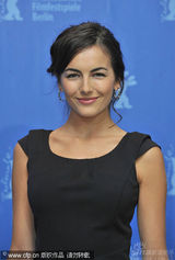 幻灯图：《发明之父》记者会 三女星知性装简洁利落