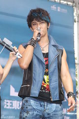 组图：汪东城摇滚风会歌迷 否认与炎亚纶有心结