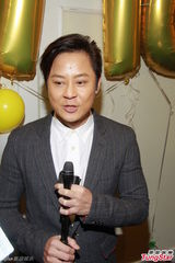 组图：草蜢蔡一杰庆47岁生日 为慈善捐贴身泳裤