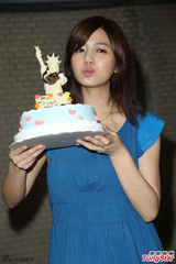 组图：陈妍希校园开演唱会 现场庆生亲吻蛋糕