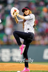 组图：少女时代成员Jessica担任棒球比赛开球员