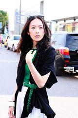 组图：童瑶秋日街拍写真 演绎游走黑白世界潮女