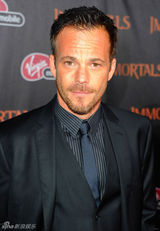 组图：《惊天战神》首映女星比美 米基洛克笑搂超模