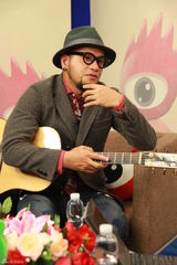 组图：张震岳畅聊专辑演唱会 自曝女友大方