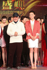 组图：贾青群英盛典与赵本山上台许新年愿望