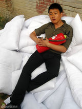 幻灯图：佟大为成灭火战士 新好男人形象受追捧