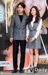 组图：尹恩惠郑容和李东健新剧发布亲密牵手