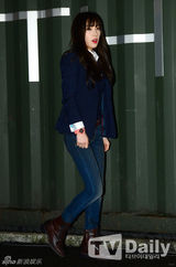 组图：少女时代穿牛仔裤赴派对 显完美曲线