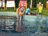 组图：喷泉漏电小伙为救爱犬不幸触电身亡