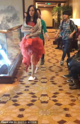 组图：杨幂拍新片穿纸拖鞋换装 自抱裙摆遮孕肚