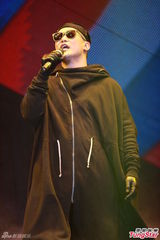 陈奕迅黑斗篷装亮相叱咤 黑布蒙头无厘头[10\/1