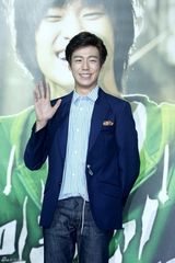 高清组图：金秀贤新片首映 花美男比谦虚钻桌子