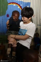 组图：海清非洲慈善之旅 探访贫民窟与儿童互动