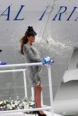 组图：凯特王妃下月将临盆 踩高跟鞋轻盈上楼梯