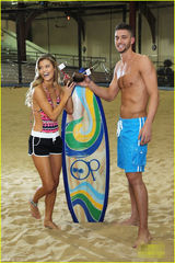 组图：甜心妮娜深V性感 当拉拉队为帕森斯加油