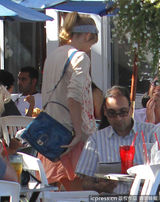 组图：小天后斯威夫特与戈麦斯相约出街