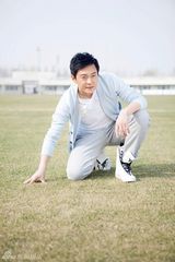 组图：王斑户外装扮健康动感尽显男人魅力