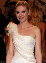 高清组图：纽约大都会庆典 邓斯特白色单肩礼服