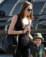 高清组图：朱莉养女法国购物 穿着时髦兴奋大笑