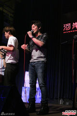 组图：孙耀威无酬义唱 用音乐力挺做公益
