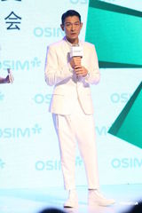 高清图：刘德华为代言品牌站台 白西装潇洒倜傥