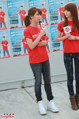 组图：官恩娜否认被林峰摸胸 澄清与旧爱复合