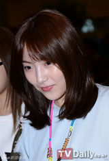 组图：Kara便装赴日 姜智英美颜具荷拉掩面