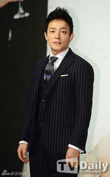 组图：韩剧《总理和我》发布 少时允儿害羞扮花