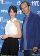 组图：《看不见的女人》琼斯被导演摸肩蜜笑