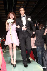 组图：唐志中新娘遭整蛊 王力宏潘玮柏黑人欲吻