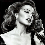 组图：凯莉米洛新碟复古写真摸胸秀美腿