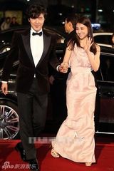 组图：朴河善和尹相铉默契牵手走红毯