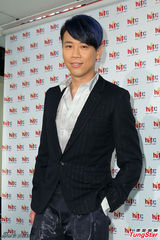 组图：陶喆黑色西服帅气亮相 现场不会写中文